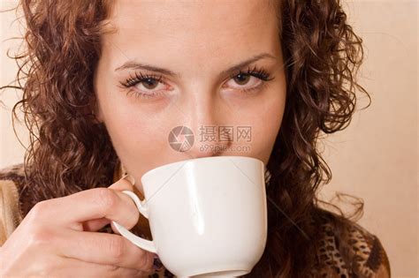 肖像年轻漂亮的女人喝咖啡高清图片下载-正版图片506964375-摄图网