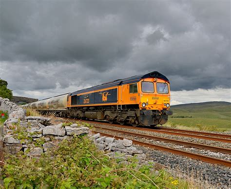 scot-rail.co.uk » Photo » 66723 / 747 just outside Galashiels.