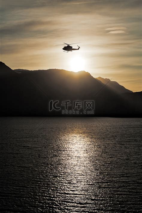 直升机在海面上空飞行高清图片下载-正版图片600162083-摄图网