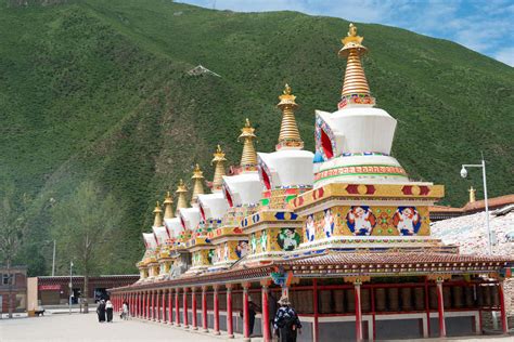 青海省玉树藏族自治州囊谦县，美丽的自然风景和传统藏式建筑图片素材