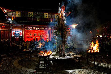 开屏新闻-有一种叫云南的生活｜吃长街宴、篝火打跳……丽江古城火把节气氛拉满