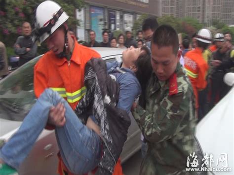 南京一男子骑共享单车逆行高速，民警将其带离_凤凰网视频_凤凰网