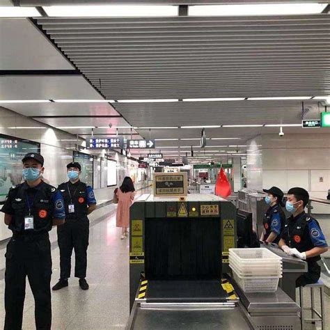上海地铁安检升级 武警站岗逢包必检_频道_凤凰网