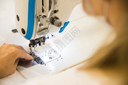 缝补杂板围巾设计师用缝纫机为未来丝绸披高清图片下载-正版图片505100977-摄图网