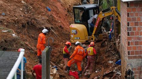 巴西一大坝垮塌引发泥石流 至少50死超200人失踪_新浪图片