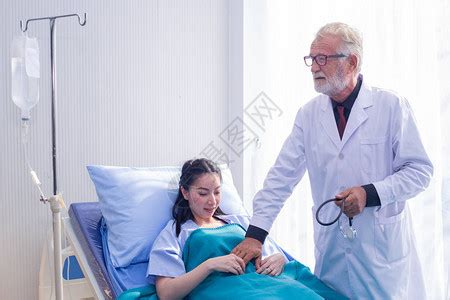 男医生在医院对女病人高清图片下载-正版图片503823328-摄图网