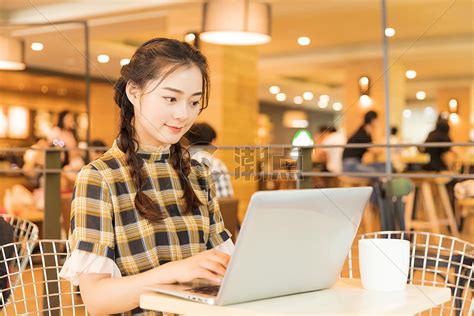 咖啡店青春女孩用电脑看电影摄影图6240*4160图片素材免费下载-编号875791-潮点视频