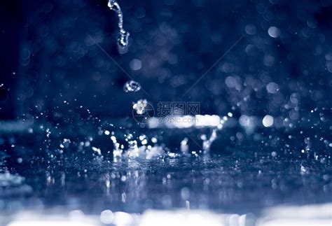 滴在玻璃上窗外的雨高清图片下载-正版图片506116187-摄图网
