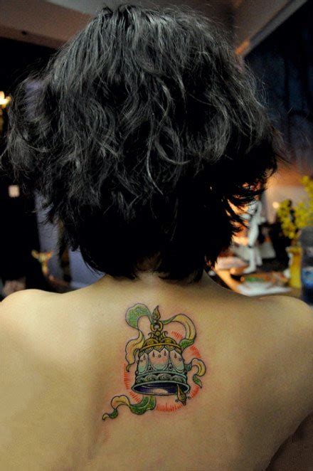 上海纹身由龙推荐女生后背彩色铃铛纹身图案_上海纹身 上海纹身店 上海由龙纹身2号工作室