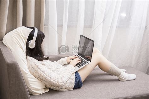 智能生活听歌用电脑的女孩高清图片下载-正版图片500224425-摄图网