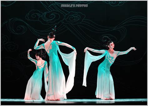 古典舞双人舞《长夜行》，表演：乔振宇，张晓娟