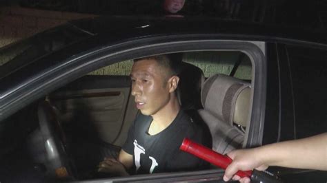 醉驾司机遭遇北京交警查车慌了神，逃跑过程中先撞车，后撞墙_京报网