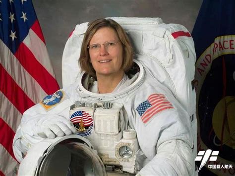 两名美国女航天员完成首次全女性太空行走