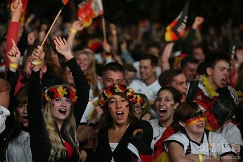 高清：英格兰VS德国 球迷挥舞旗帜为主队助威-搜狐大视野-搜狐新闻