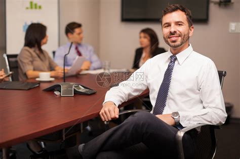 身着领带的英俊年轻律师与一些同事坐在会议室里高清图片下载-正版图片502602406-摄图网