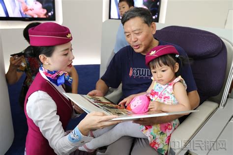 开“飞机”过六一 南航上海请萌娃当“机长”-中国民航网