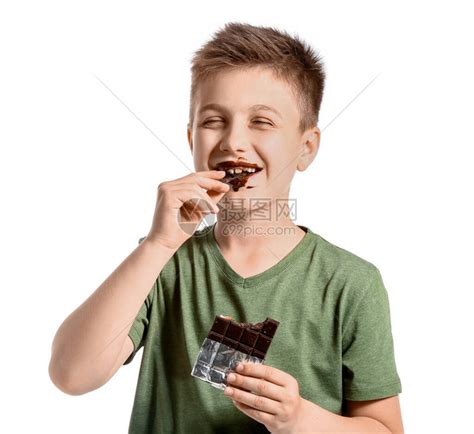 可爱的小男孩吃巧克力在白色高清图片下载-正版图片504535700-摄图网