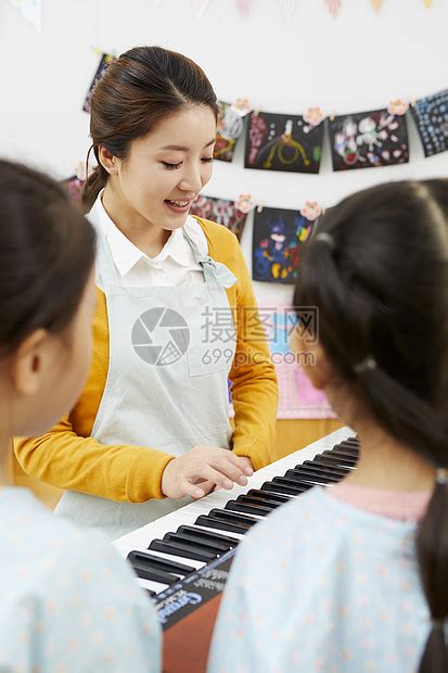 幼儿园老师教小朋友唱歌高清图片下载-正版图片502168651-摄图网