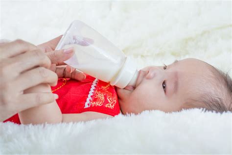 婴儿不好好吃奶是怎么回事（婴儿为什么会拒绝吃奶）-幼儿百科-魔术铺
