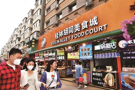 新店和老字号交织，长春桂林胡同美食街充盈着浓浓“烟火气”