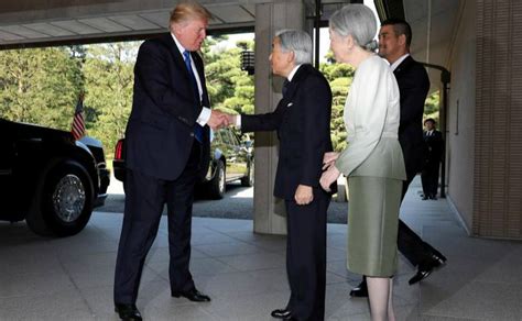 特朗普与各国领导人合影，握手总是很自信，唯独对最后这位弯腰|特朗普|勋章|萨勒曼_新浪新闻