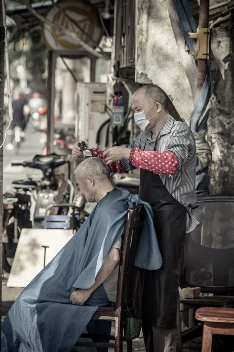 英国一患癌症女士去剃头 得知原因后两理发师也剃光头表示鼓励