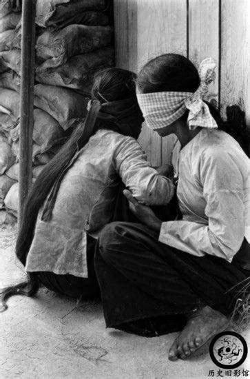 越战期间的越南女兵老照片：善于伪装，图三被俘女兵身上绑满炸弹-搜狐大视野-搜狐新闻