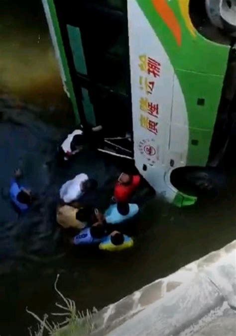 海南海口一大客车坠河：已致2人死亡9人受伤__凤凰网