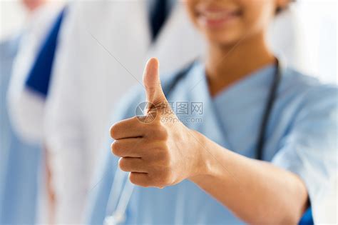 手势,人,保健医学的快乐的非洲女医生护士竖大拇指的手签名医院的医生会议上高清图片下载-正版图片300573547-摄图网