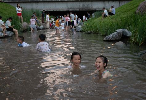 图片新闻|昔日臭水沟，变身夏趣戏水地 - 重庆日报