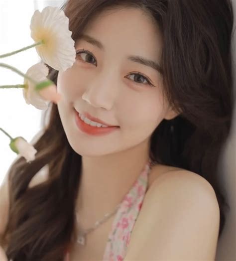 披发甜美女生头像