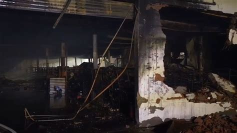 河南安阳厂房火灾已致38死2伤 现场明火已扑灭厂房熏黑变形_腾讯视频