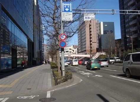 日本城市道路细节：柏油路面看不到坑坑洼洼，发达国家果然不一样_小城