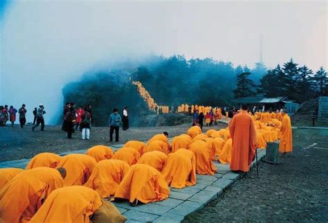 在藏传佛教中，转世大活佛和经师之间有哪些专门的礼节？_凤凰网视频_凤凰网