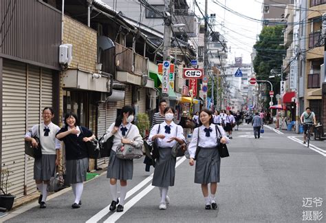 日本学生走在放学回家的路上【原创摄影】|放学|摄影|学生_新浪新闻