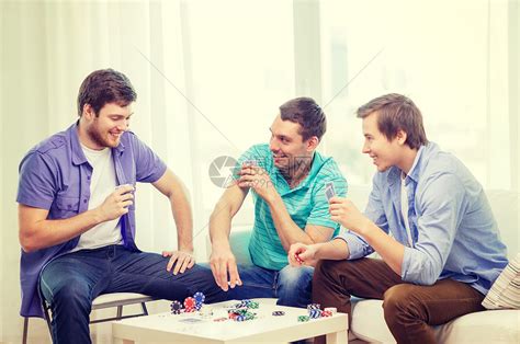 休闲,游戏生活方式的快乐的三个男朋友家里玩扑克高清图片下载-正版图片300655513-摄图网