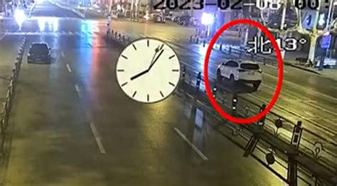 男子驾豪车等红绿灯睡着 市民求助民警发现司机酒驾|交警|红绿灯_凤凰资讯