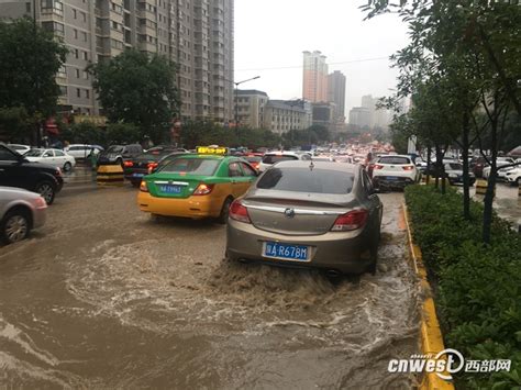 西安今天降雨路面积水严重 提醒市民车主注意安全