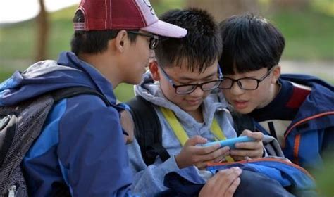 小学生、初中生还是高中生，应该佩戴手机吗？|初中生|手机|高中生_新浪新闻