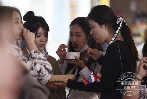 吉镜头丨网红美食嗨吃节在长春桂林路启动-中国吉林网