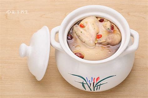 鸽子汤的功效与禁忌 喝鸽子汤的好处及注意事项_彩牛养生