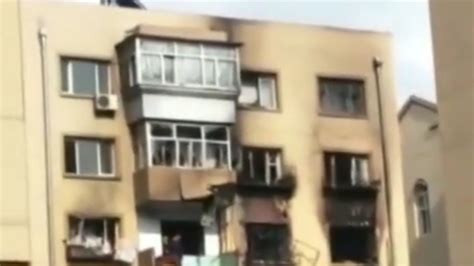 哈尔滨一居民楼发生疑似燃气爆炸 两人受伤_凤凰网视频_凤凰网