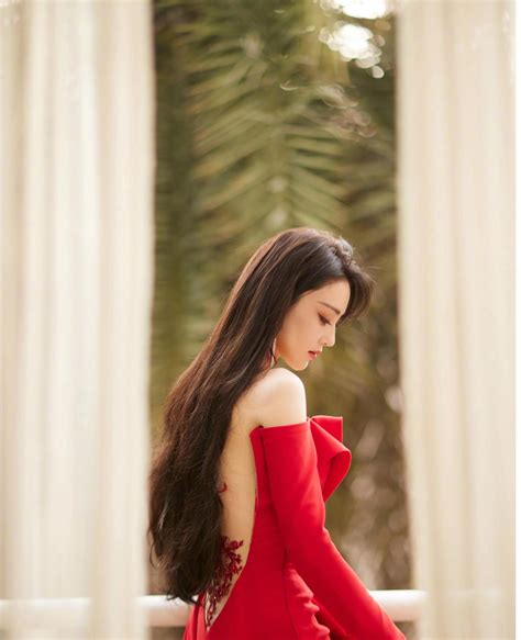张馨予写真，一袭红裙秀美背长腿，时尚惊艳，性感迷人|红裙|张馨予|写真_新浪新闻
