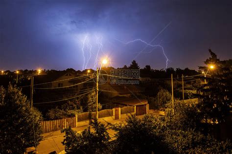大半夜的暴雷在乡边房屋上狂风暴雨高清图片下载-正版图片503460879-摄图网