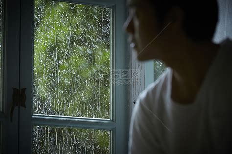 雨天被雨打湿的窗外高清图片下载-正版图片502122833-摄图网