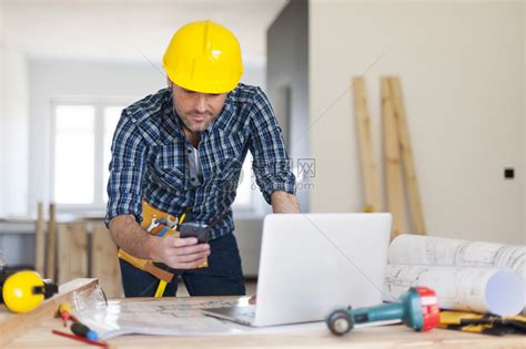 忙碌的建筑承包商在工作高清图片下载-正版图片502857552-摄图网