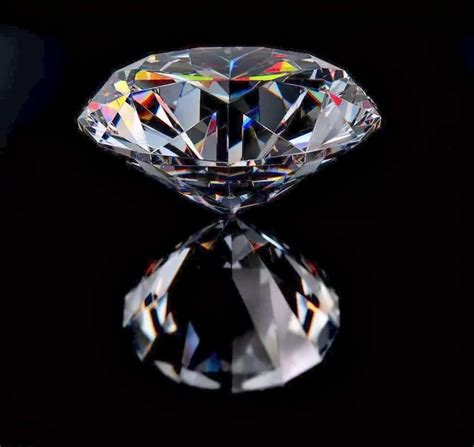推销员在珠宝店卖结婚戒指高清摄影大图-千库网