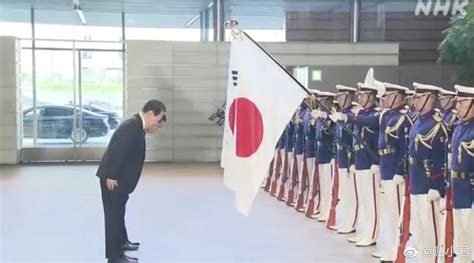 3月16日，韩国总统尹锡悦访问日本时，对着日本国旗鞠躬……|日本|鞠躬|尹锡悦_新浪新闻