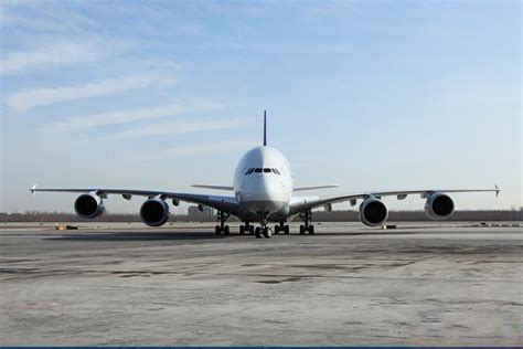 世界最大飞机首次亮相 翼展达117米 比足球场还长_航空工业_行业_航空圈