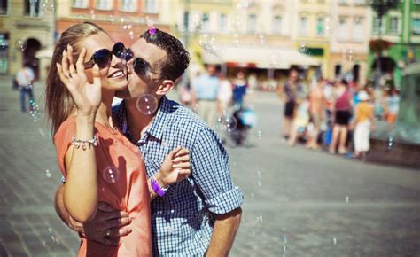 情侣图片-男子在街头亲吻自己的女友素材-高清图片-摄影照片-寻图免费打包下载
